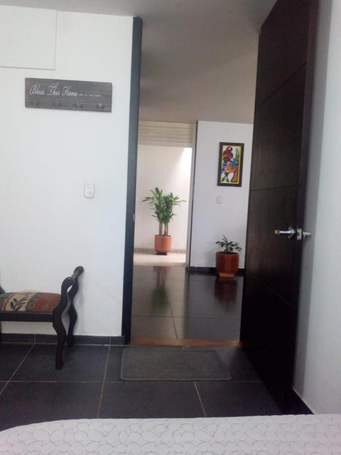 Alojamiento "Como En Casa" Cerca Al Aeropuerto!! Bogotá Eksteriør bilde