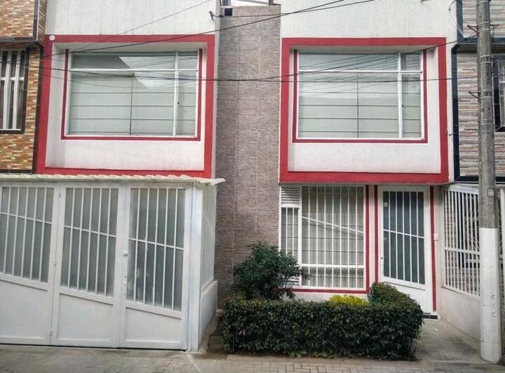 Alojamiento "Como En Casa" Cerca Al Aeropuerto!! Bogotá Eksteriør bilde